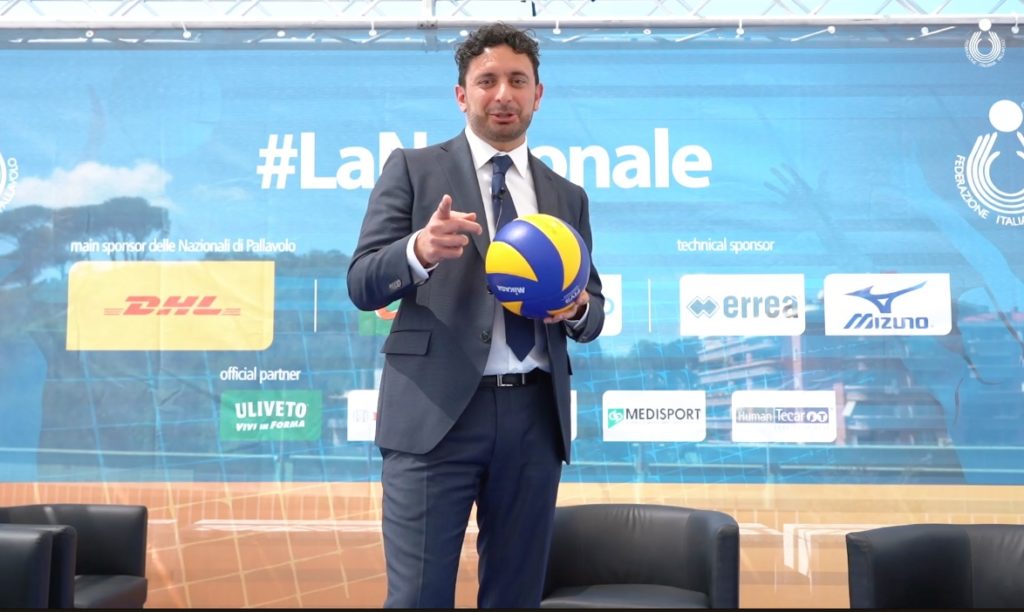 Coach Mazzanti con una palla in mano invita alla VNL